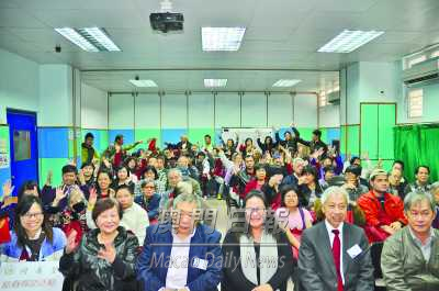 嘉賓探訪聾人服務中心後，與在場人士合照。